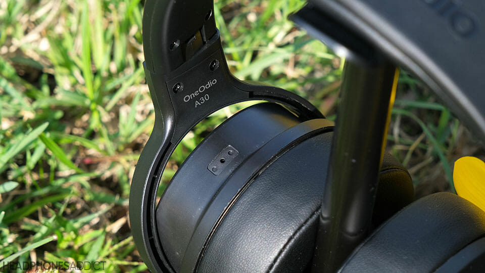 OneOdio A30 bass port